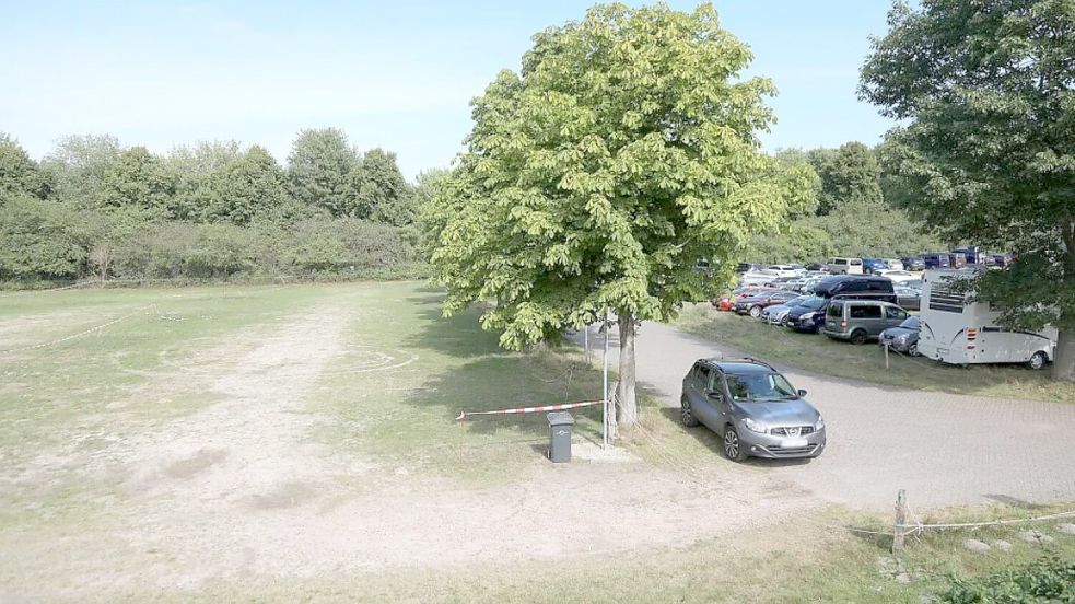 Auf der Fläche (links im Bild) hinter dem Parkplatz am Badesee Tannenhausen soll weiterhin ein Wohnmobil-Hafen entstehen. Foto: Romuald Banik