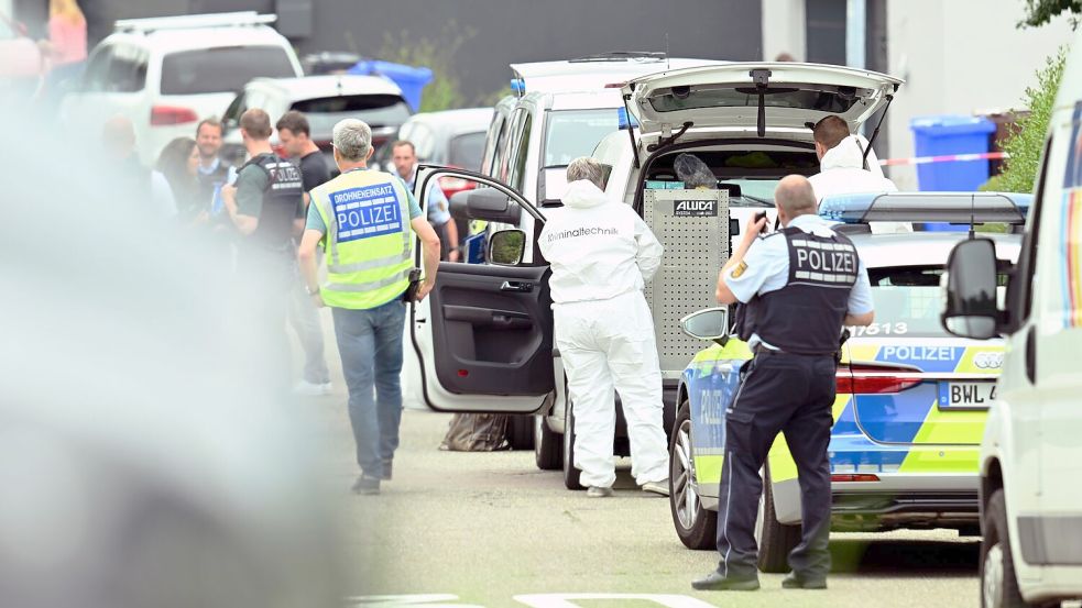 Bei einem Großeinsatz in Albstadt auf der Schwäbischen Alb haben Polizisten drei Tote und zwei Verletzte gefunden. Foto: David Pichler/Südwestdeutsches Mediennetzwerk/dpa