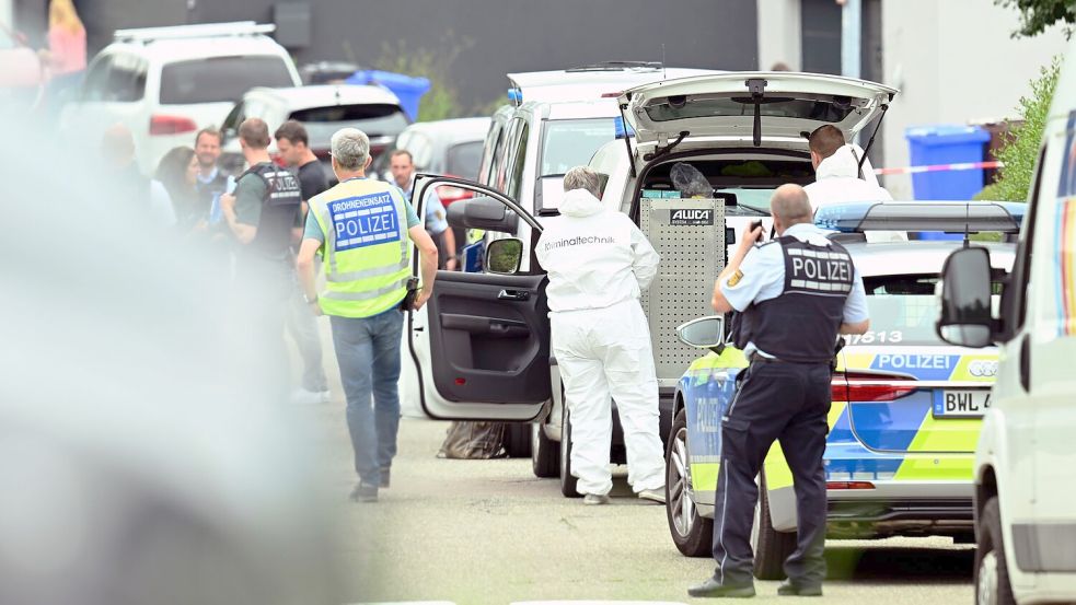 Bei einem Großeinsatz in Albstadt auf der Schwäbischen Alb haben Polizisten drei Tote und zwei Verletzte gefunden. Foto: David Pichler/Südwestdeutsches Mediennetzwerk/dpa