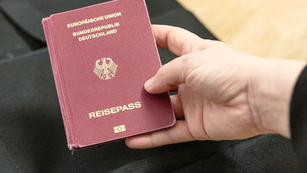 Wenn der Reisepass abgelaufen ist, muss ein neuer her. Doch das kann dauern. Foto: dpa/Hannes P Albert