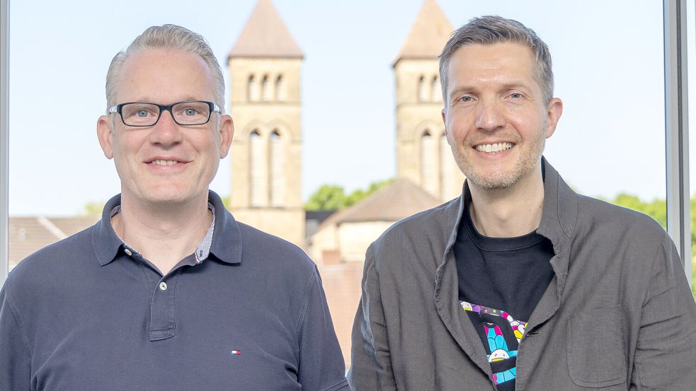 Linus Drop (links) ist Geschäftsführer des Osnabrücker Start-ups „Lillian Care“, das im Oktober mit der ersten „hybriden Hausarztpraxis“ im Landkreis Osnabrück starten will. Jan-Felix Simon (rechts) übernimmt ab Mitte Juli die Verantwortung für den Aufbau aller Standorte von „Lillian Care“. Foto: André Havergo