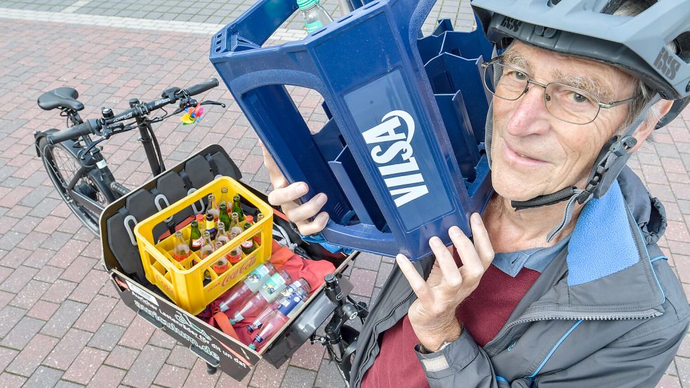 Gerald Fiene demonstriert, was man mit einem Lastenrad transportieren kann. Foto: Archiv/Ortgies