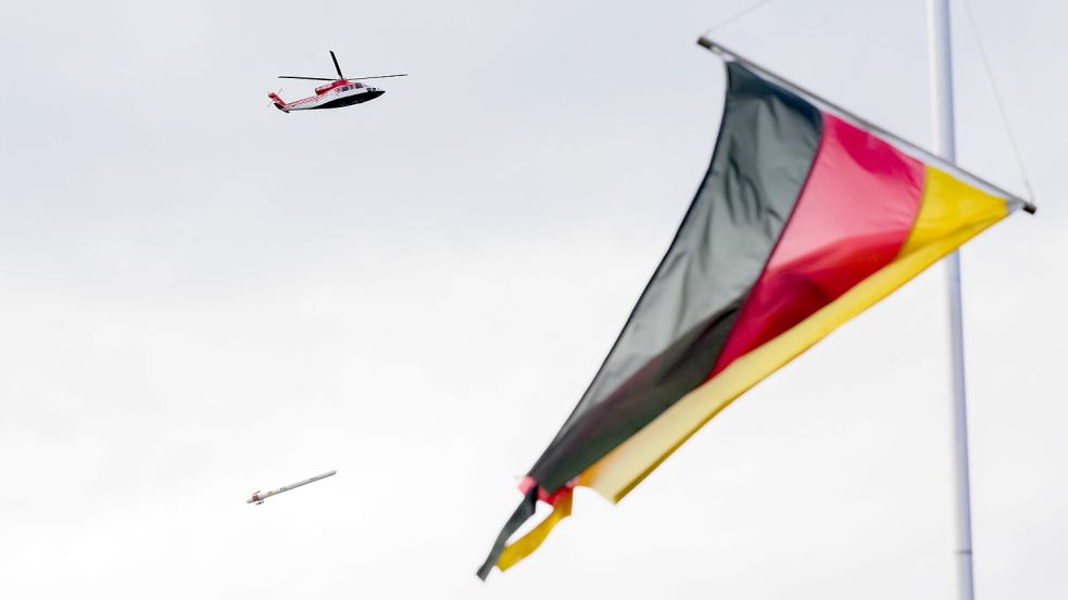 Der Hubschrauber mit der Sonde wurde auch schon für andere Bodenuntersuchungen eingesetzt. Foto: Stratenschulte/dpa