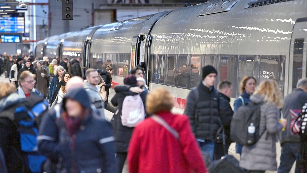 Volle Bahnsteige und dann noch eine umgekehrte Wagenreihung sind ein Klassiker bei Bahnfahrten. Foto: IMAGO/Sven Simon