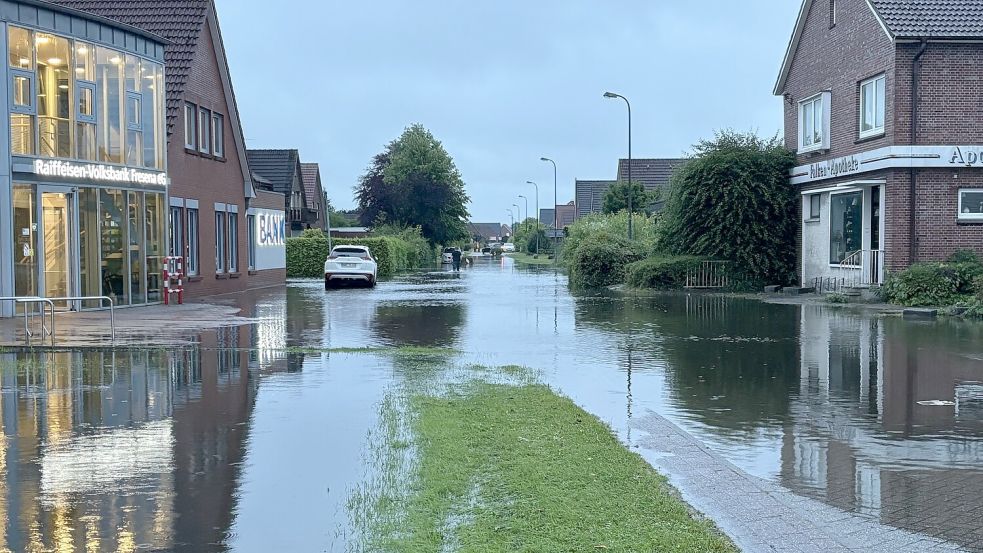 Im Kirchenweg war am Freitagabend schon von der Bundesstraße aus zu erkennen, wie die Lage dort und im Richelweg, im Schmetterlingsweg und im Zaunkönigweg ist. Foto: Karin Böhmer