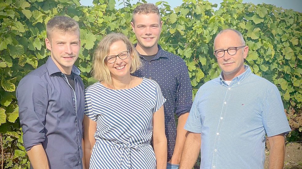 Fabian (von links), Regina, Valentin und Eberhard Wilhelm führen das Weingut in fünfter Generation. Foto: privat