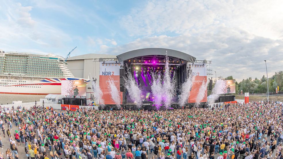 Tausende Menschen vergnügten sich beim letzten NDR 2 Papenburg Festival im Jahr 2022. In diesem Jahr wird am 6. und 7. September wieder ausgelassen gefeiert. Foto: Axel Herzig Fotografie