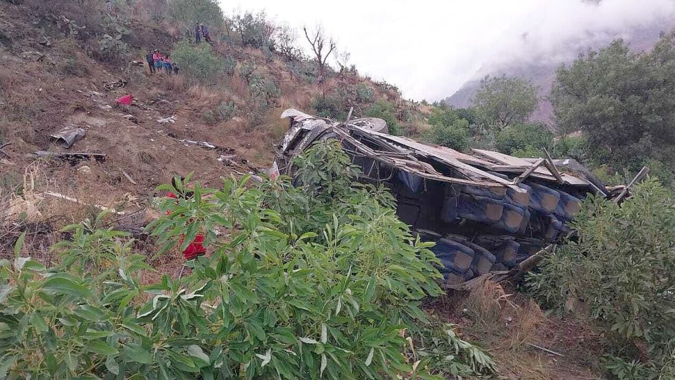 Schwierige Rettungsaktion nach tödlichem Busunfall in Peru. Foto: dpa/Municipalidad Ayacucho