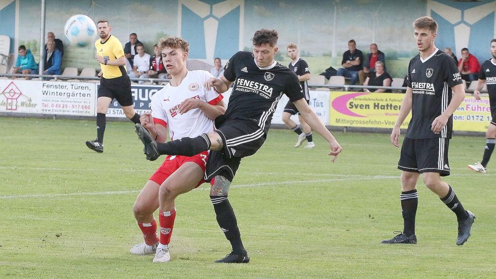 Der SV Großefehn (links) zog verdient ins Viertelfinale ein. Foto: Gronewold