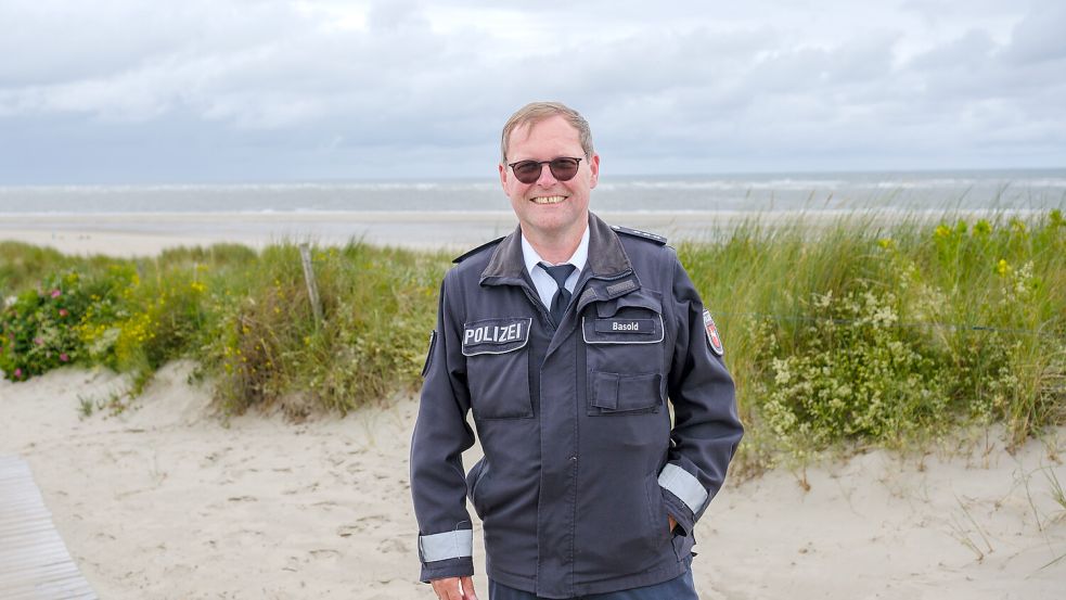 Streife über die Insel: Während Spiekeroog für viele Urlaub bedeutet, ist die Insel für Polizist André Basold und seinen Dackel Hubert Arbeitsort. Foto: André Havergo