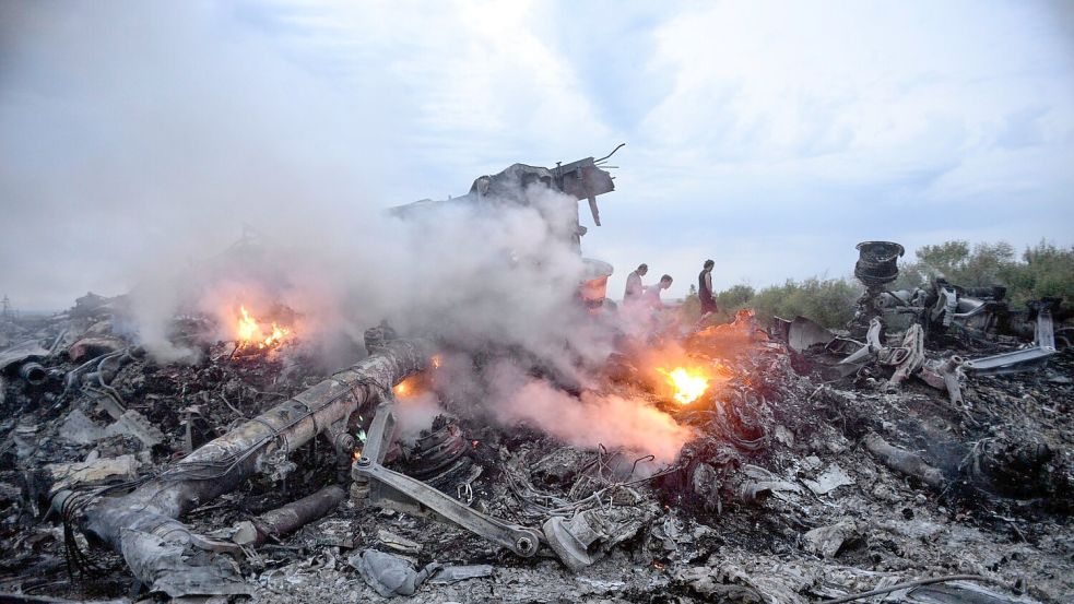 Nur noch Trümmer: Das Passagierflugzeug mit der Flugnummer MH17 wurde über der Ostukraine abgeschossen. (Archivbild) Foto: Alyona Zykina/epa/dpa