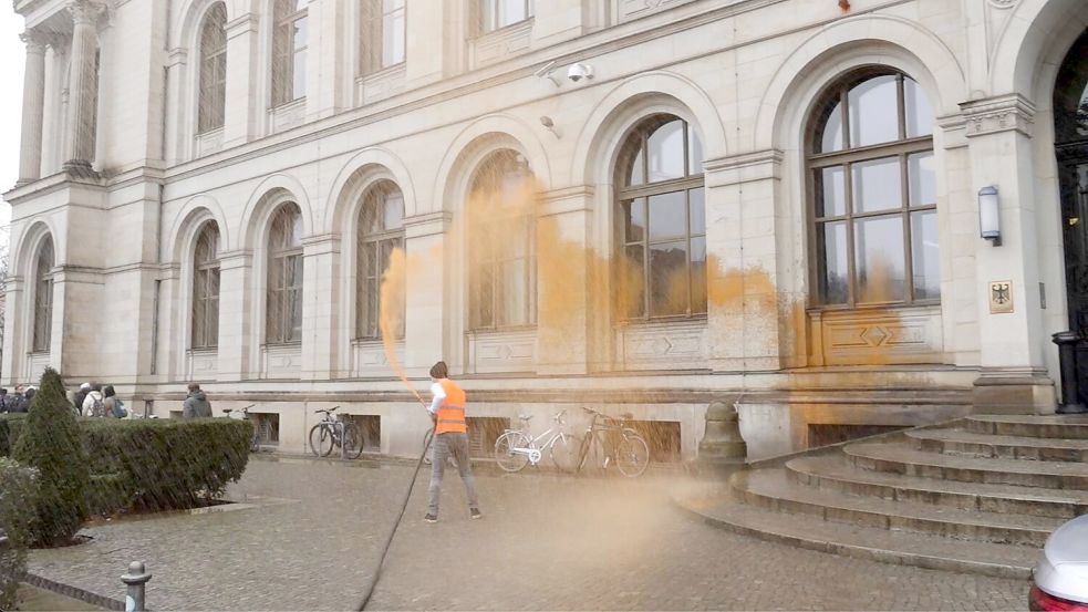 Beteiligung an Farbattacke auf das Bundesverkehrsministerium endet mit einer Haftstrafe. (Archivbild) Foto: Sven Käuler/Tnn/dpa