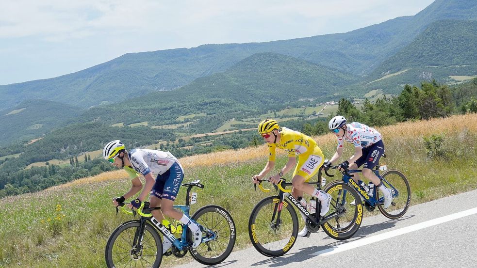 Die Rad-Superstars Tadej Pogacar und Jonas Vingegaard schonen sich auf der 17. Etappe nicht. Foto: Jerome Delay/AP/dpa