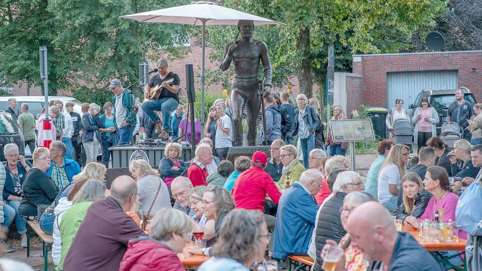 Viel los war im vergangenen Jahr bei „Marienhafe bei Nacht“. Am Störtebeker-Denkmal gab kaum noch freie Sitzplätze. Foto: Folkert Bents