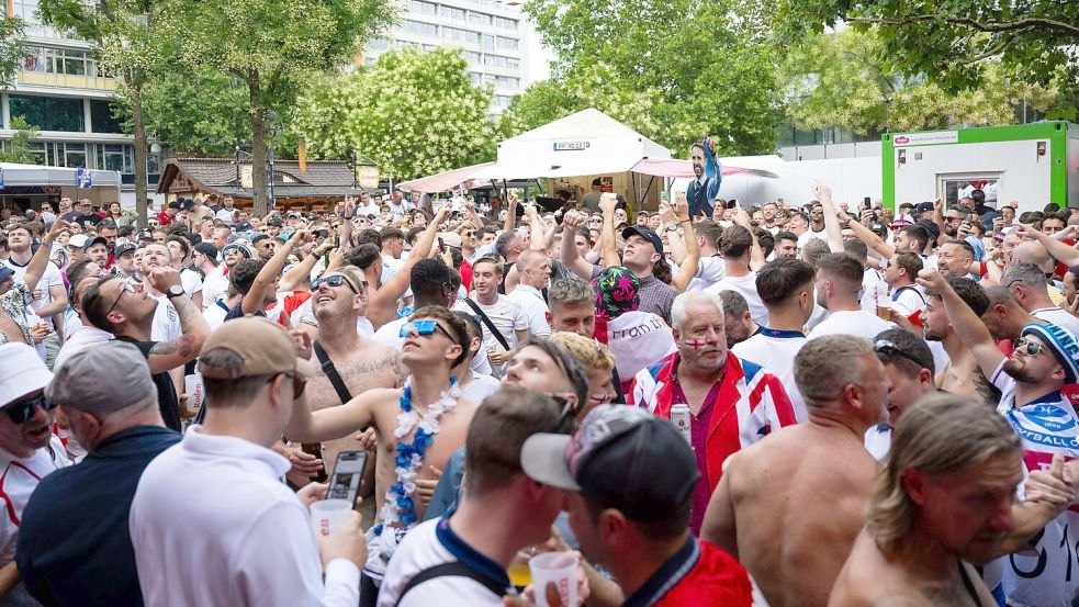 Englische Fans feiern vor dem EM-Finale in Berlin. Foto: Christophe Gateau/dpa