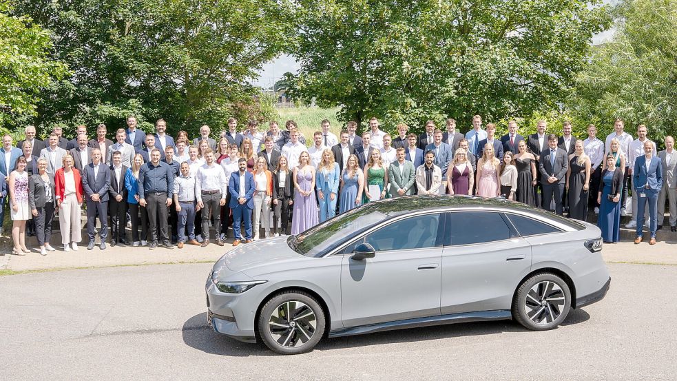 Insgesamt 55 Nachwuchskräfte haben im Emder VW-Werk jetzt ihre Prüfungszeugnisse erhalten. Foto: Volkswagen Emden