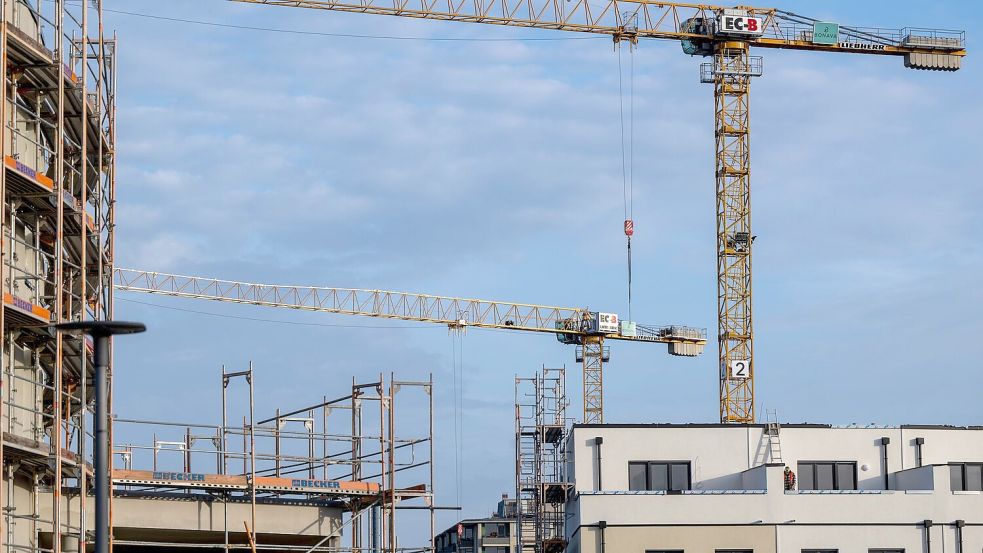 Die Baugenehmigungen sind im Mai erneut deutlich gefallen - schlechte Vorzeichen für den Wohnungsbau (Archivbild) Foto: Monika Skolimowska/dpa