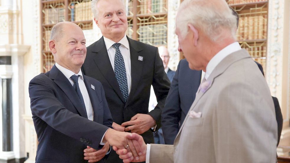 König Charles empfing die Teilnehmer des Gipfels in der prunkvollen Schloss-Bibliothek. Foto: Hollie Adams/Reuters POOL/AP/dpa