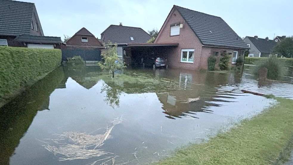 Häuser auf tiefer liegenden Grundstücken wie hier am Mittelweg hatten kaum eine Chance. Foto: Karin Böhmer