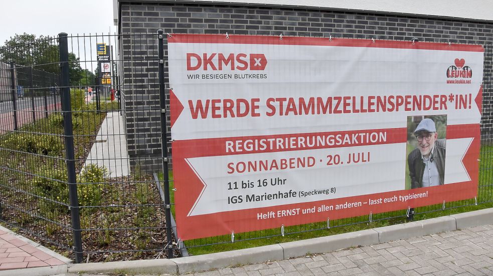 Mit großflächigen Bannern, wie diesem am neuen Rossmann-Drogeriemarkt in Marienhafe, wird für die Typisierungsaktion geworben. Foto: Thomas Dirks