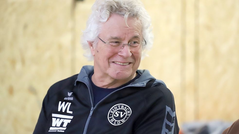 Handballtrainer Wolfgang Ladwig und seine Mannschaft von Eintracht Ihlow sind gespannt auf die neue Saison in der Landesliga. Der Aufsteiger und erfolgsgewohnte Neuling der Liga ist gefordert. „Wir müssen auch Niederlagen einstecken“, so der Trainer der Crocos. Fotos: Wilfried Gronewold