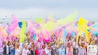 Der Moment, wenn auf einem Holi-Festival die Farbbeutel platzen. Foto. Touristik-GmbH Krummhörn-Greetsiel