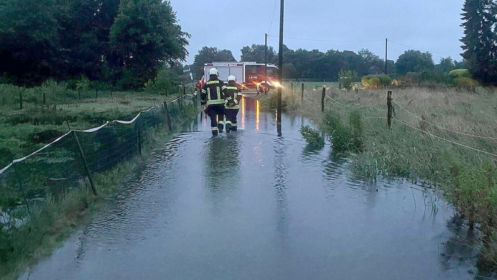 Komplett überschwemmt wurde ein Straßenzug im Ortsteil Walle an der Straße Im weißen Moor/Ecke Dagwarkenweg. Foto: Finn Feldmann