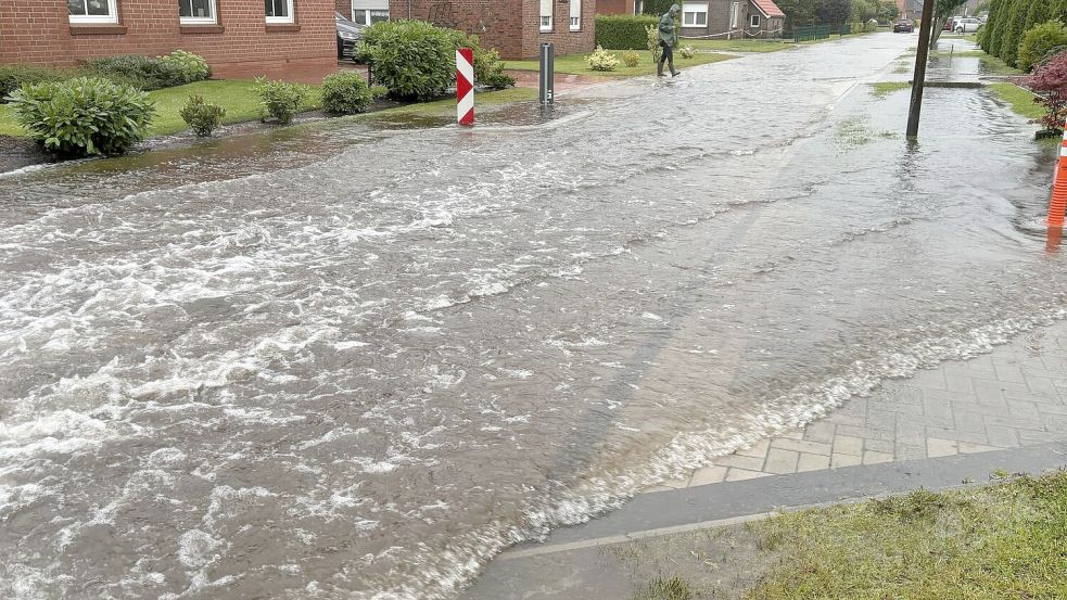 Der Postweg in Moordorf ist überspült worden. Foto: Böhmer