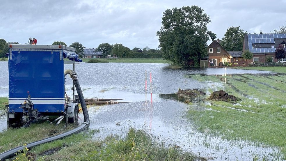 Das Wasser, das aus Moordorf eigentlich über den Ringkanal und den Zuggraben abfließen sollte, hat sich erneut in einer Senke an der Holzlooger Straße gesammelt und ist in ein Haus eingedrungen. Foto: Karin Böhmer