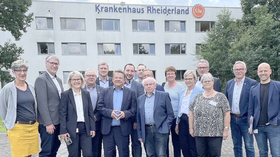 Vertreter von Klinikum und Politik trafen sich am Krankenhaus Rheiderland in Weener.Foto: Klinikum Leer