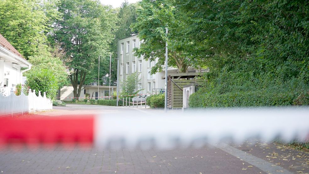 Die Polizei geht von einem versuchten Tötungsdelikt an der Volkshochschule aus. Foto: Daniel Bockwoldt/dpa