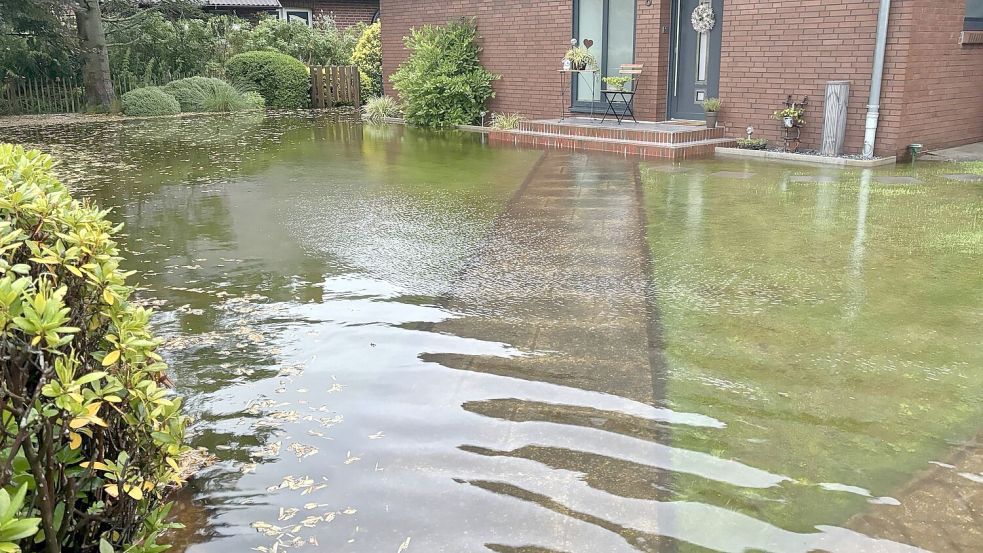 Bis zu einer Haustür war das Wasser im Wieselweg in Moordorf angestiegen. Der ganze Straßenzug war überschwemmt. Foto: Karin Böhmer