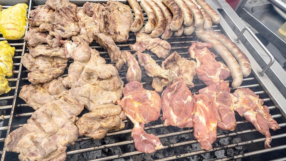 Bei Grillfleisch gibt es auf vielen Packungen Angaben zur Tierhaltung. (Archivbild) Foto: Frank Rumpenhorst/dpa