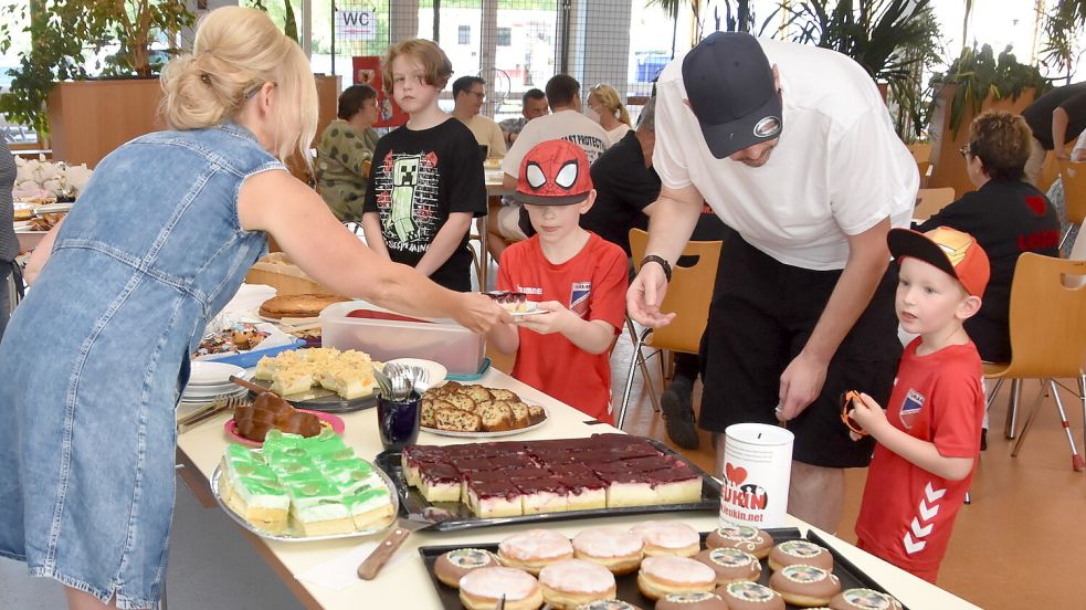 Teilnehmer der Typisierung werden mit warmen und kalten Getränken sowie Kuchen und Bratwurst bewirtet. Für Kinder gibt es zudem eine Hüpfburg und Wasserspiele bei der Feuerwehr. Foto: Thomas Dirks