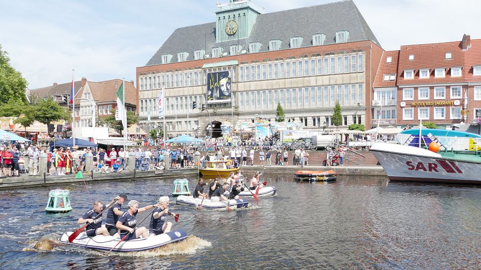 Zu den Wasserspielen gehörten unter anderem Schlauchbootrennen. Foto: Werner Jürgens