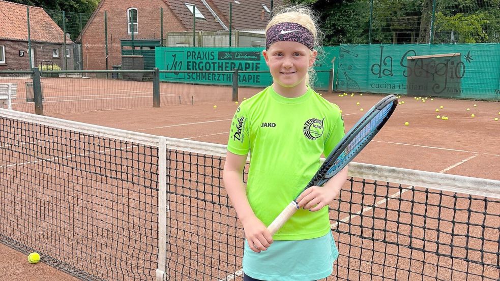 Jenna Saathoff in ihrem zweiten „Wohnzimmer“: die Tennisanlage des TCAW Aurich-West in Extum. Mehrmals in der Woche trainiert die Neunjährige hier. Fotos: Marco Lindenbeck / privat