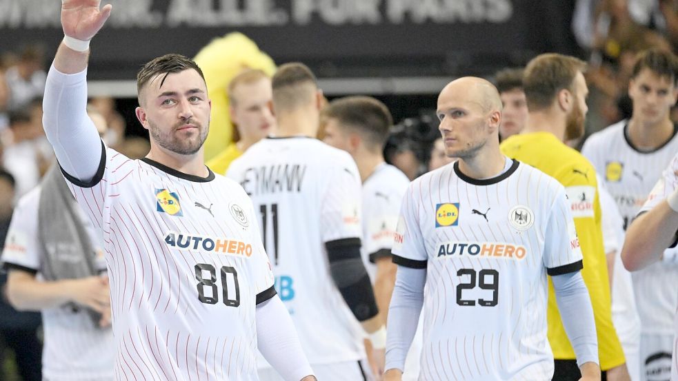 Jannik Kohlbacher bedankt sich bei den Fans für die Unterstützung. Foto: Marijan Murat/dpa