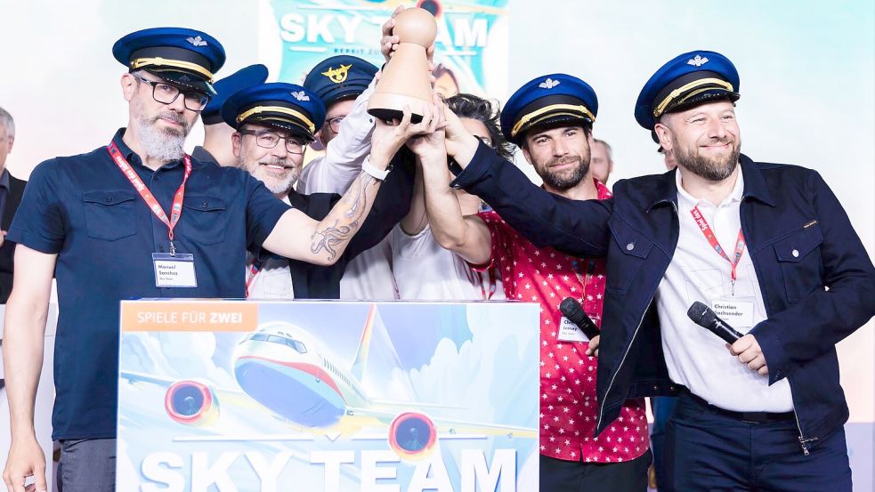 Die Macher von „Sky Team“ feiern die Auszeichnung. Foto: Christoph Soeder/dpa