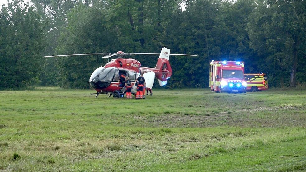 Eine Familie wird in einem Park von einem Blitz getroffen. Zwei Kinder ringen um ihr Leben. Foto: -/Nord-West-Media TV/dpa