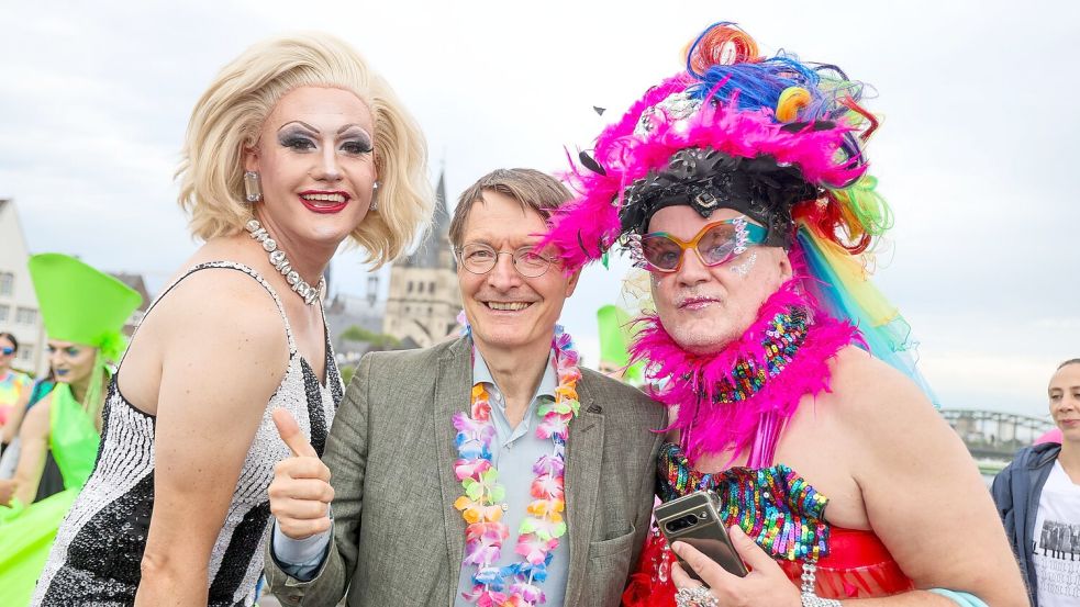 Karl Lauterbach ruft beim CSD in Köln zum Zusammenstehen auf. Foto: Christoph Reichwein/dpa