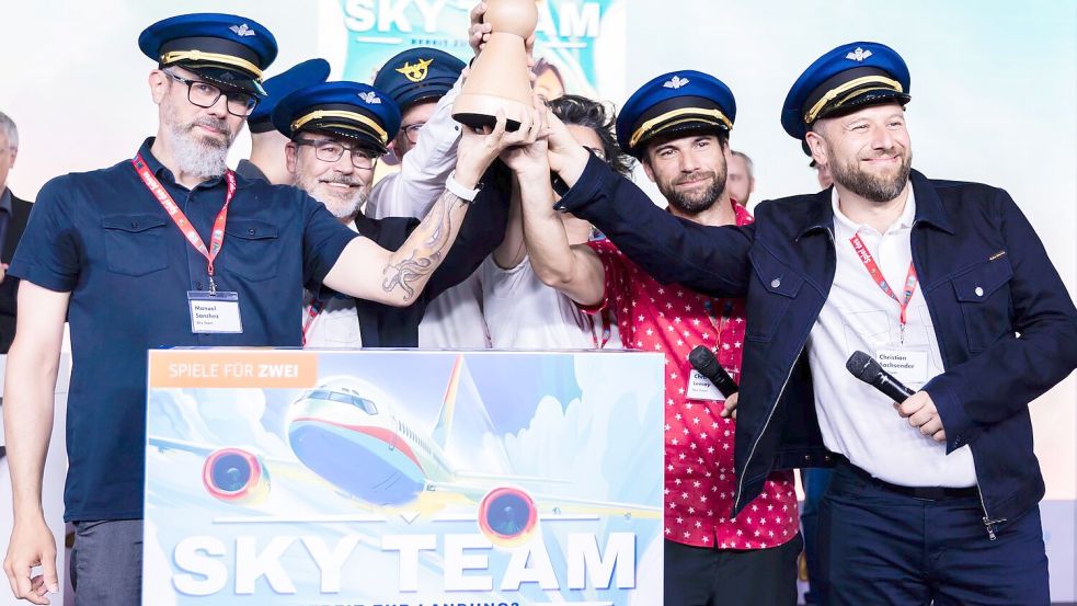 Die Macher von „Sky Team“ können sich über die international begeehrte Auszeichnung zum „Spiel des Jahres“ freuen. Foto: Christoph Soeder/dpa