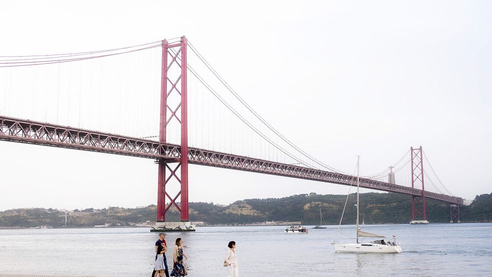 Das ist nicht die Golden-Gate-Bridge in San Francisco. Diese Brücke befindet sich in Lissabon. Foto: IMAGO / Mika Volkmann