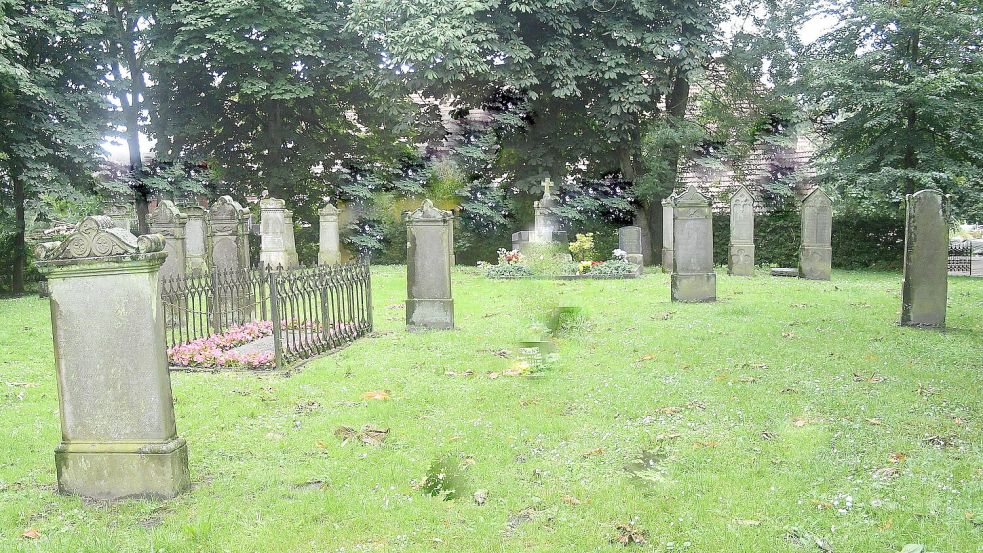 Das ursprüngliche Benediktinerkloster Boekzetel (Bowkesete) wird 1319 als ostfriesische Kommende des Johanniterordens urkundlich erstmals erwähnt. Das Bild zeigt den Klosterfriedhof. Foto: Gerd-Arnold Ubben