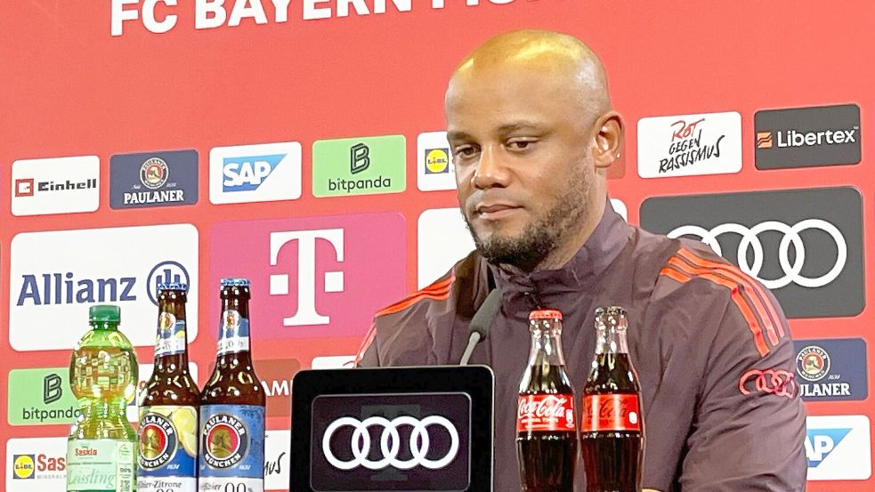 Zu einzelnen Spielern hält sich Kompany zurück. Foto: Christian Kunz/dpa