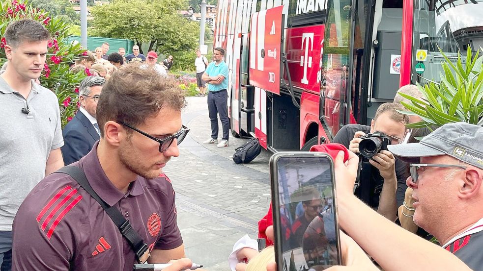 Die Autogramme von Goretzka sind gefragt. Foto: Christian Kunz/dpa