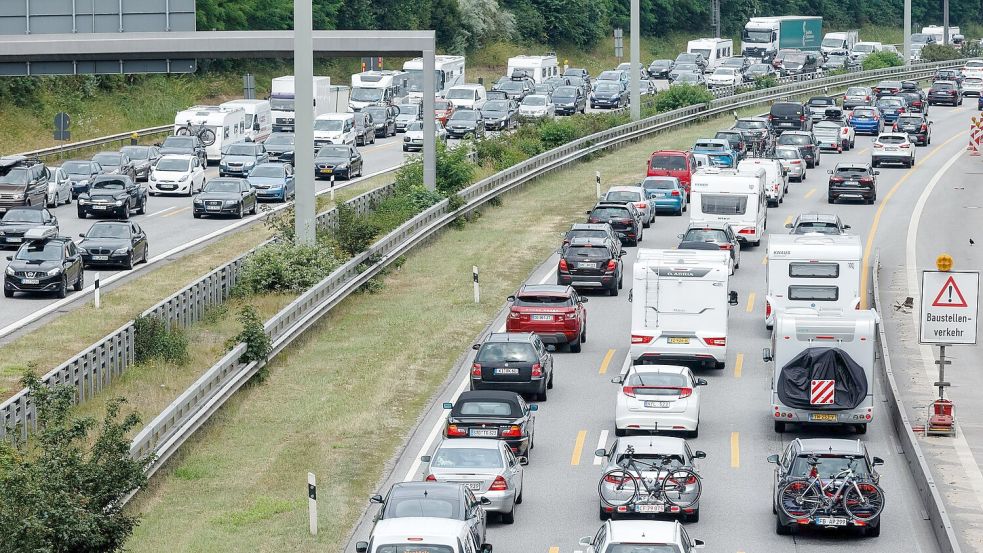 Der ADAC erwartet für das kommende Wochenende lange Staus. (Symbolbild) Foto: Markus Scholz/dpa