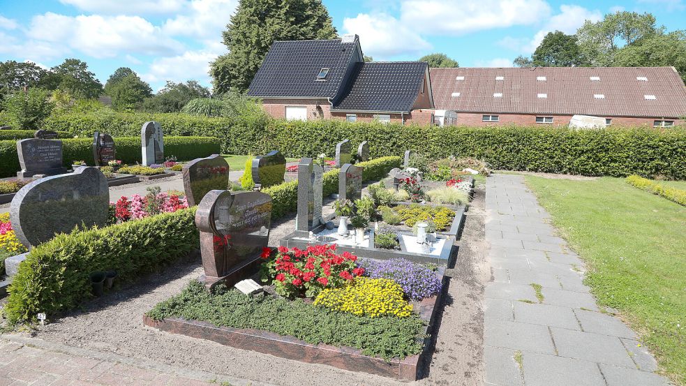 Der kommunale Friedhof in Simonswolde war von dem Starkregen diesmal besonders betroffen. Fotos: Romuald Banik