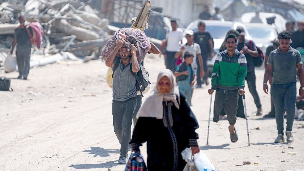 Ein neuer Vorstoß Israels gegen Raketenstellungen der Hamas treibt Tausende Palästinenser in die Flucht. Foto: Abdel Kareem Hana/AP/dpa