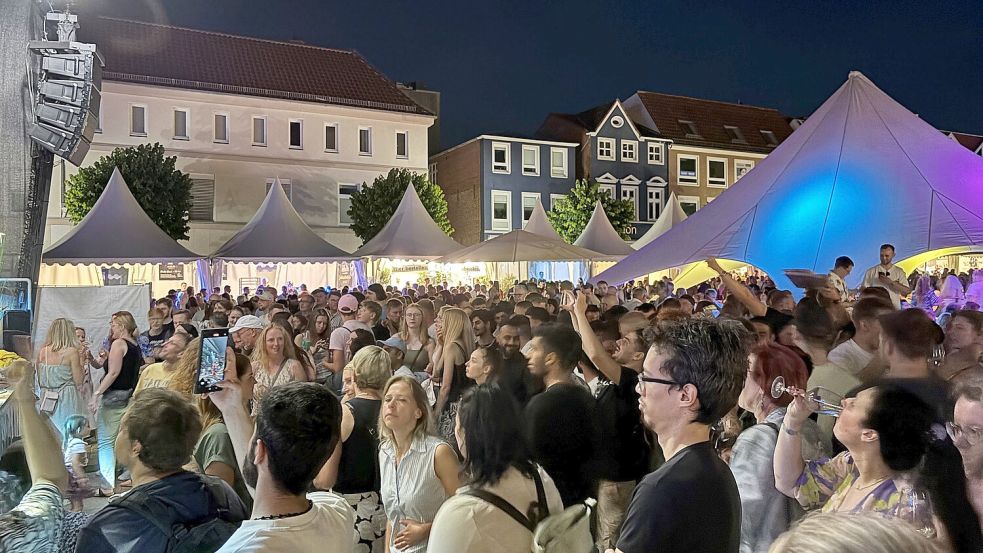 Am Sonnabend feierten die Besucher intensiv bei der Musik von den „White Boys“. Foto: Lasse Paulsen