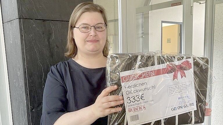 Auch Bianca Kramer aus Leer darf für 333 Euro bei Rudnick in Aurich einkaufen gehen. Foto: Annika Webermann